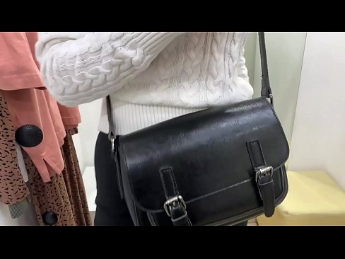 ❤️ Јавна мастурбација на младата кучка FeralBerry со дилдо во фитинг просторијата ❤❌ Руско порно на mk.prendiporno.ru ️❤